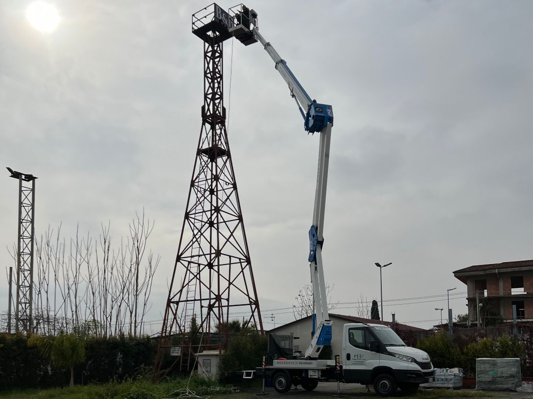 Camion con cestello in servizio a Mascali per intervento su antenna