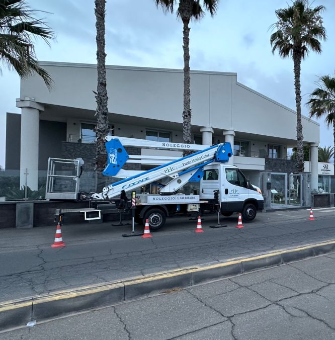 Camion con cestello parcheggiato dopo il noleggio d'avanti ad un ristorante a Catania